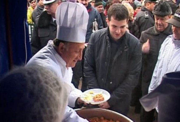 Ministrul Agriculturii, Daniel Constantin, a stat la coadă la sarmale